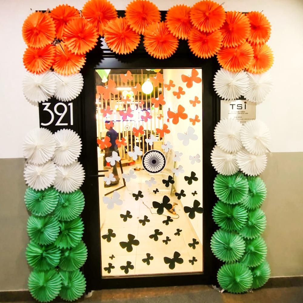 Make a statement with a stunning balloon backdrop and 'Jai Hind' centrepiece