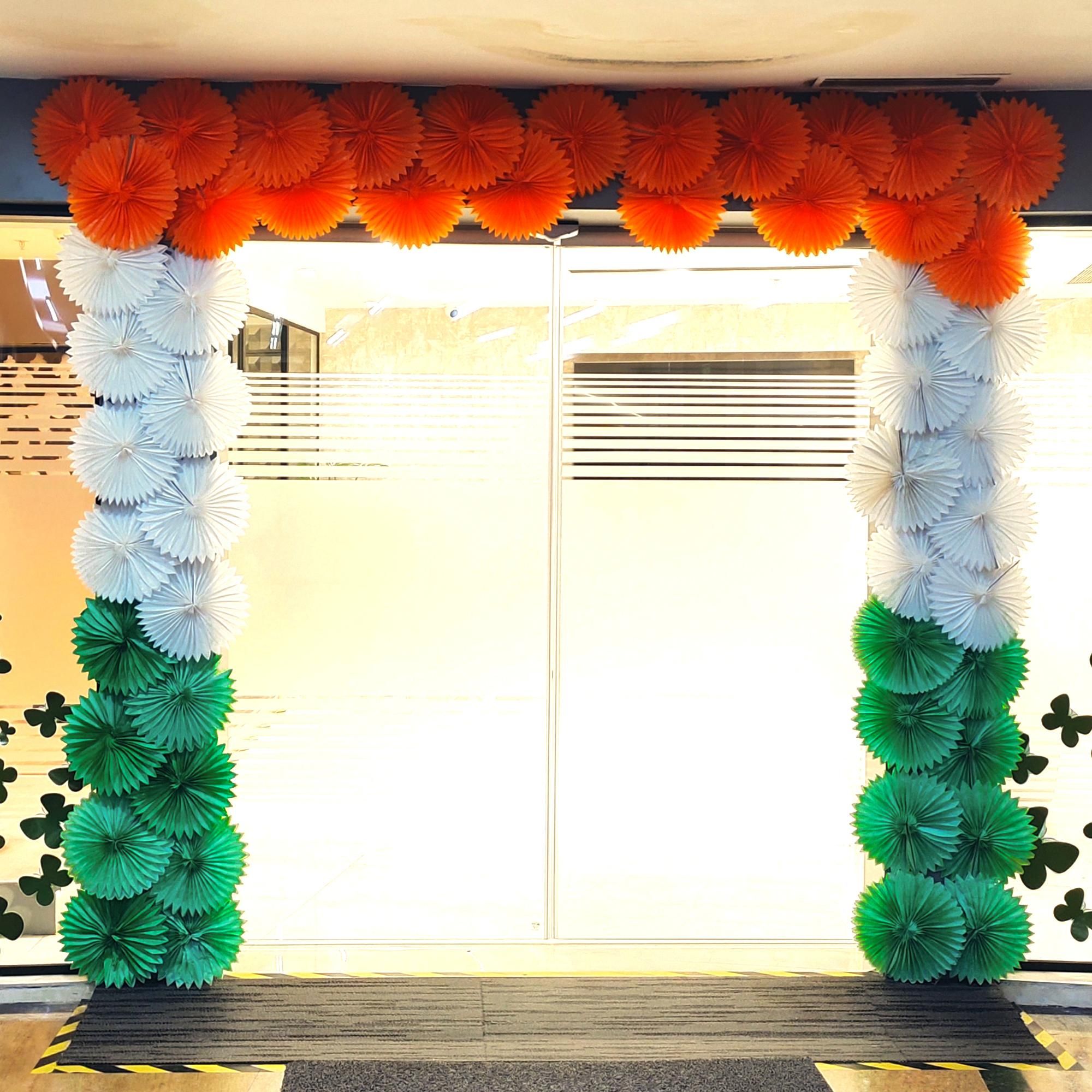 Make your entrance shine with patriotic tri-colour decor.