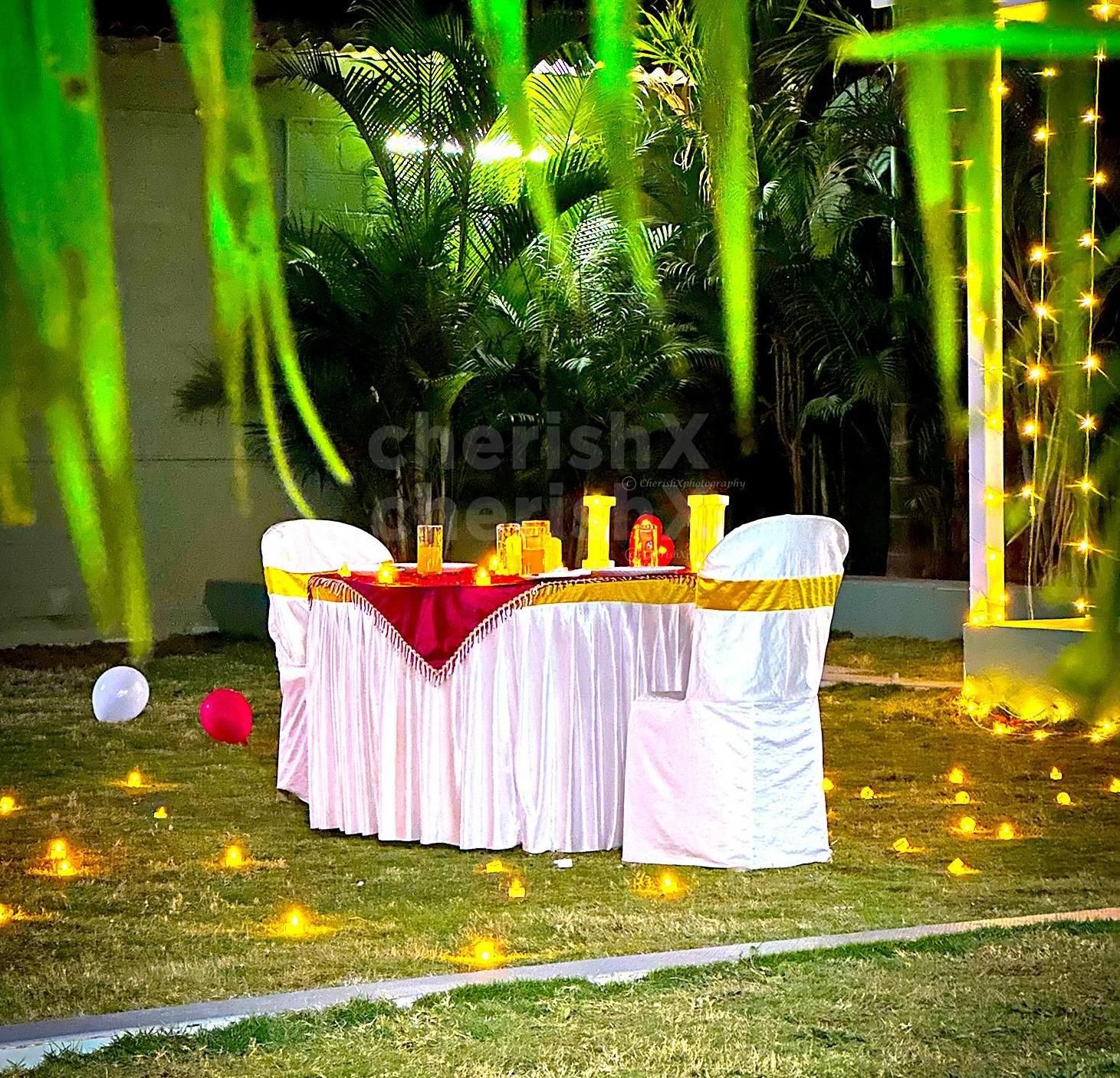 Experience the perfect ambience - flickering candles and rose petals for a romantic evening.