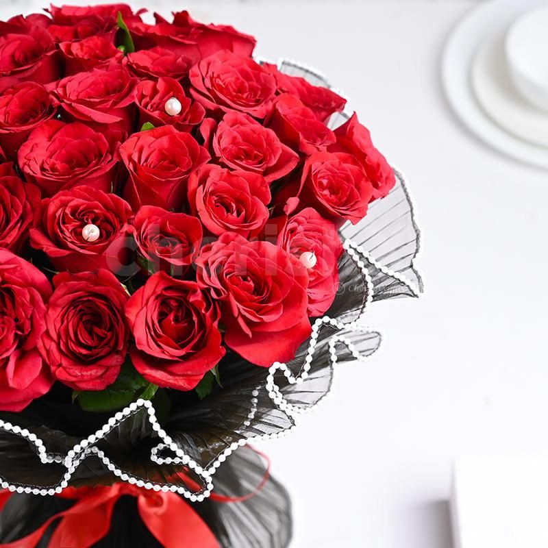 Stunning bouquet of red roses