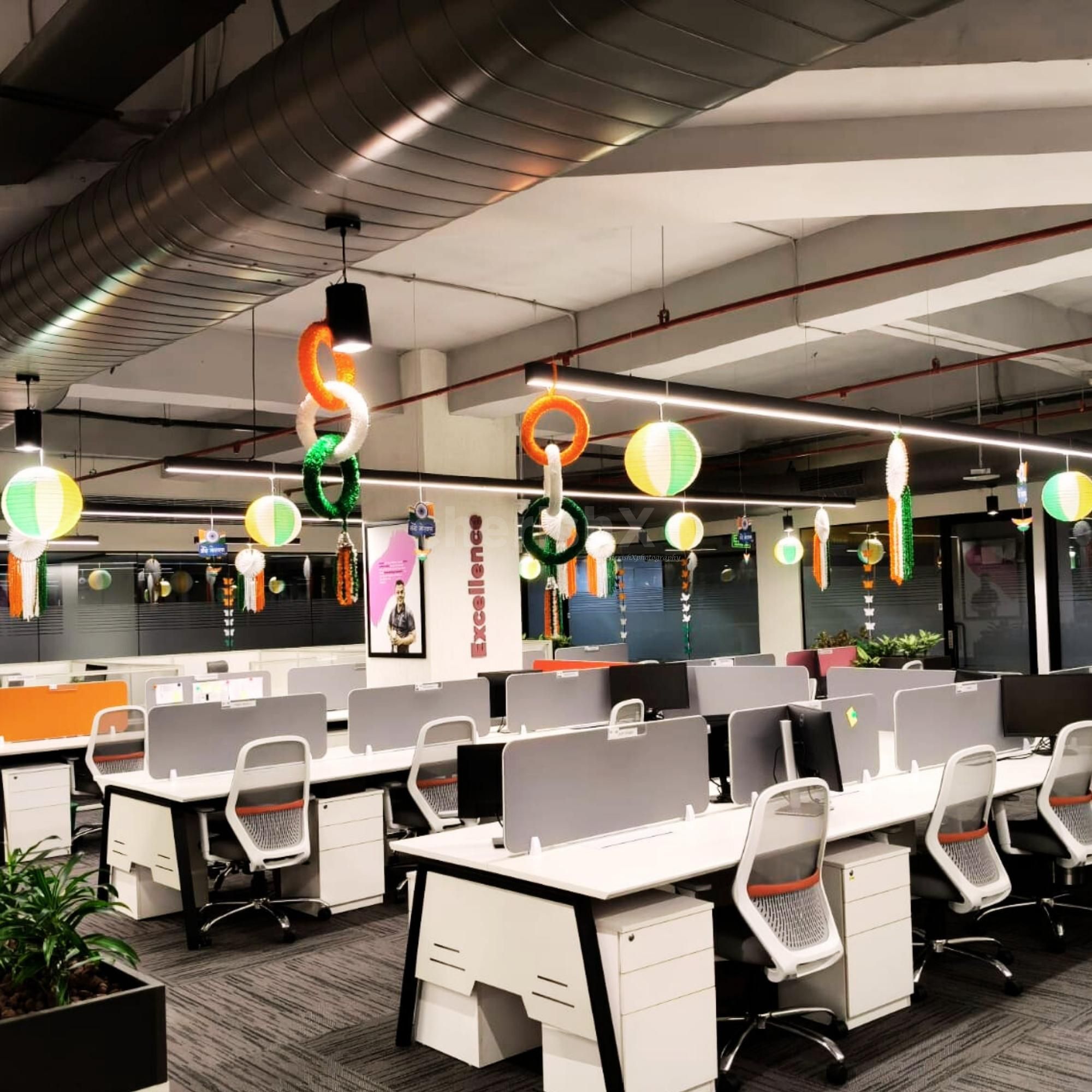 Special 3-in-1 circle hangings inspired by the tricolours of the flag create a dynamic effect.