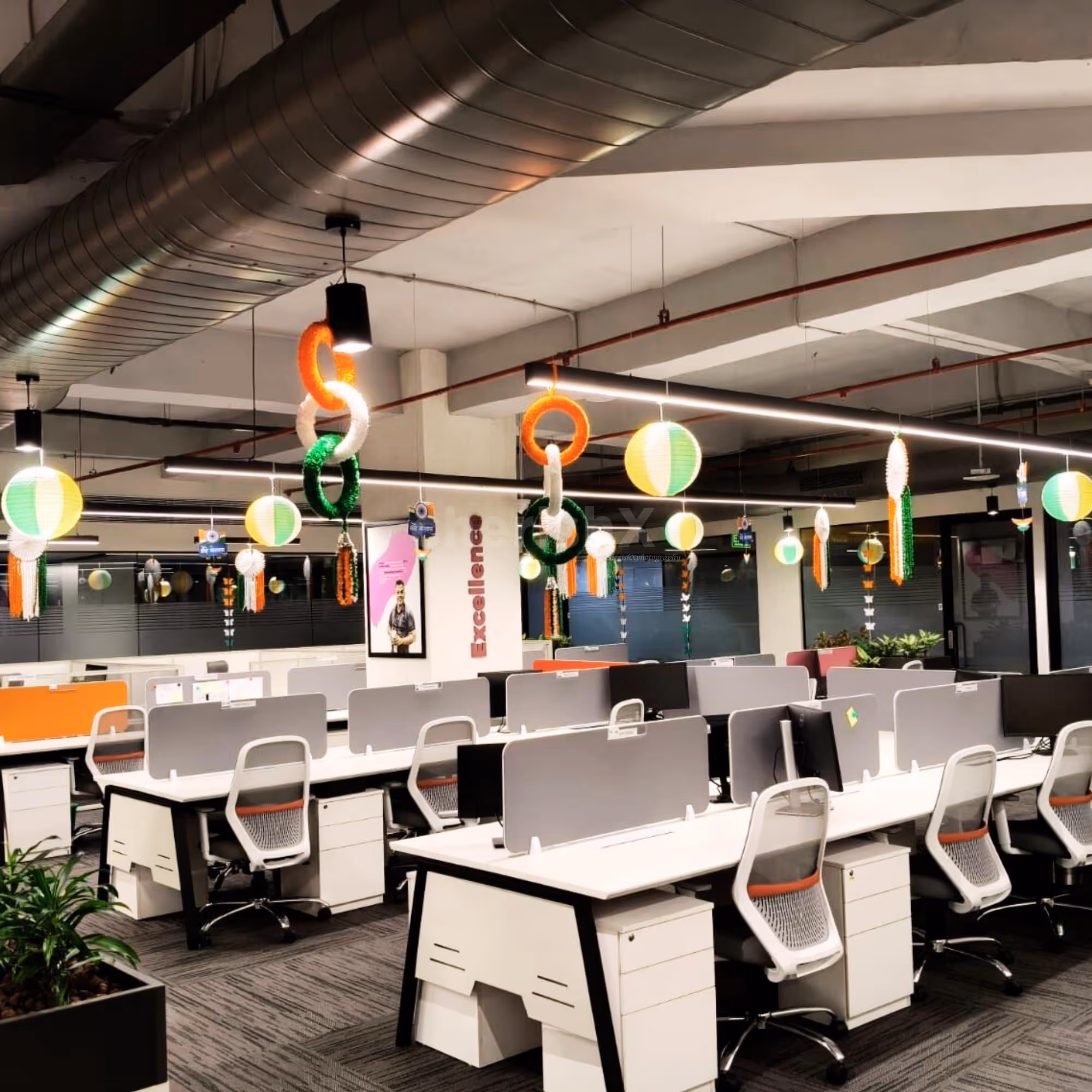 Special 3-in-1 circle hangings inspired by the tricolours of the flag create a dynamic effect.