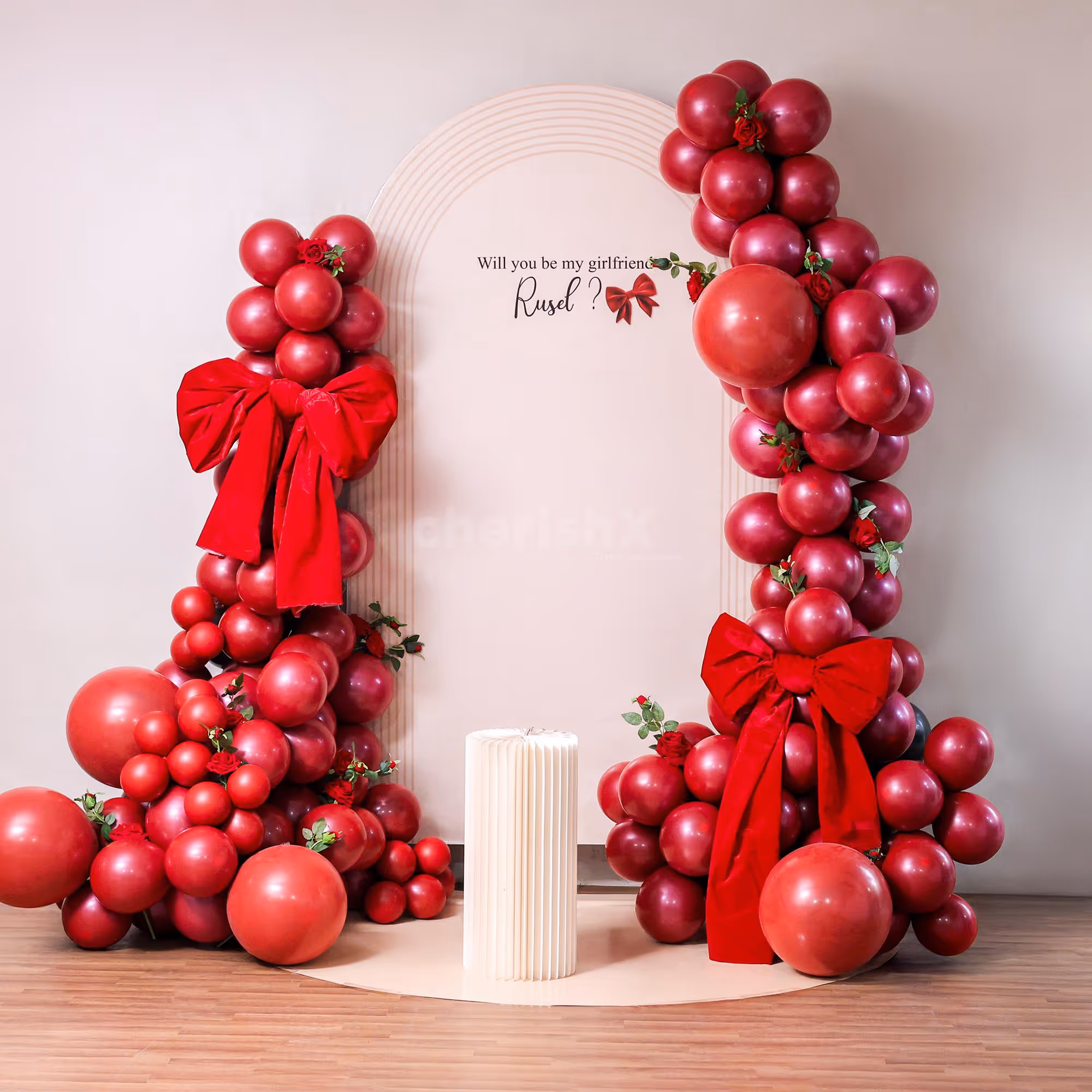 Red velvet big bows make the setup look more gift-wrapped and inviting.