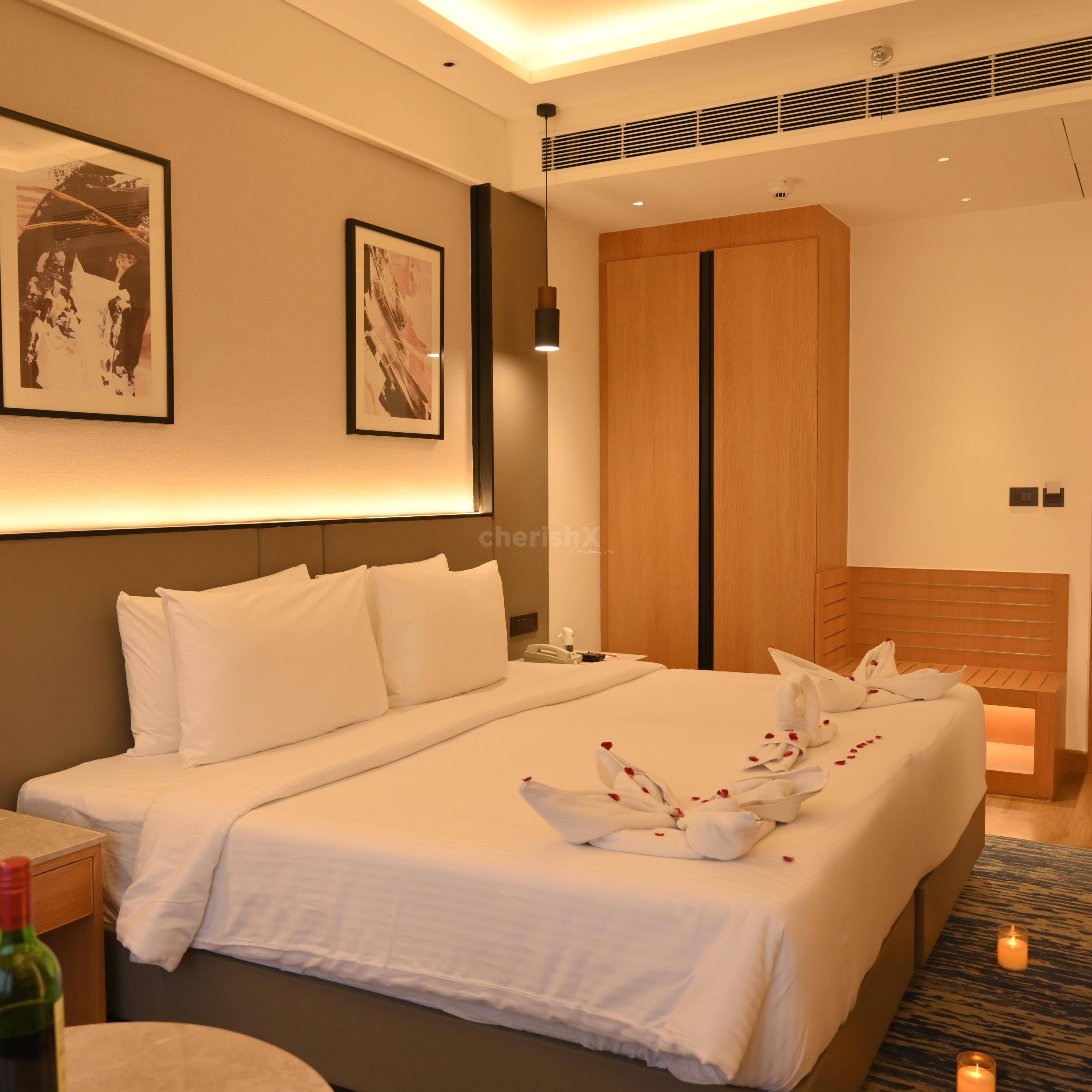 intimate candlelight table setup by the rooftop pool for couples3