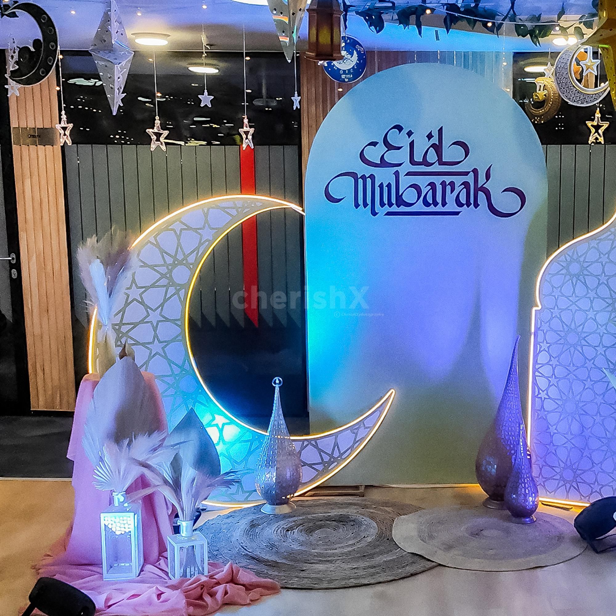 Disco lights ensure the highlights of the decor are sufficiently highlighted.