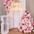 A timeless and minimalist decor is apt for adults' and adolescents' chic birthday celebrations.