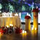 The decorations are designed with red roses that give elegance and romance.