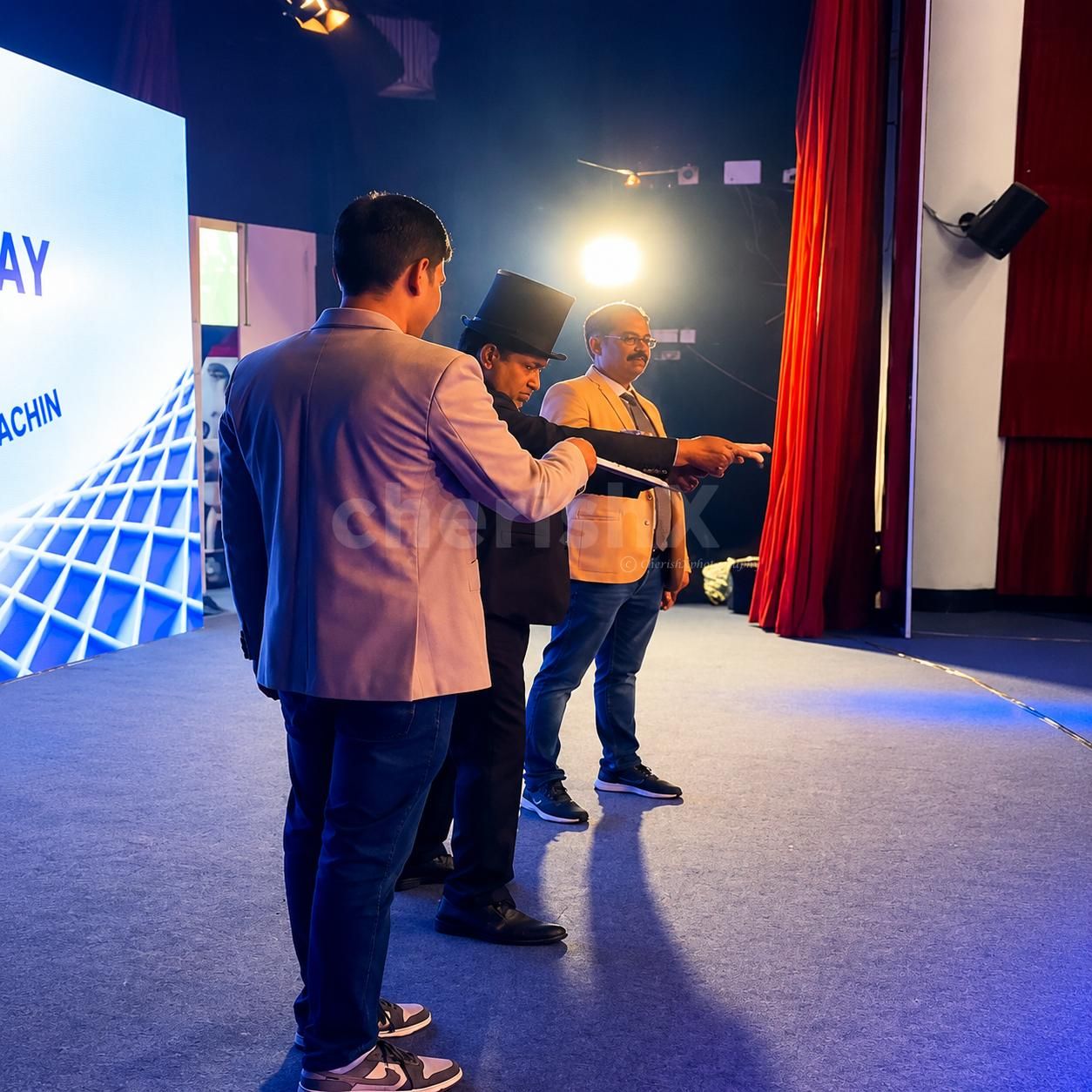 Animal magic tricks, stage show