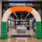 Decorate tricolor balloon entrance with premium orange, white, and green balloons for the main entrance of the store.