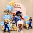 The King’s Cricket Celebration decor features a personalised birthday backdrop with a pastel blue and beige balloon arch.