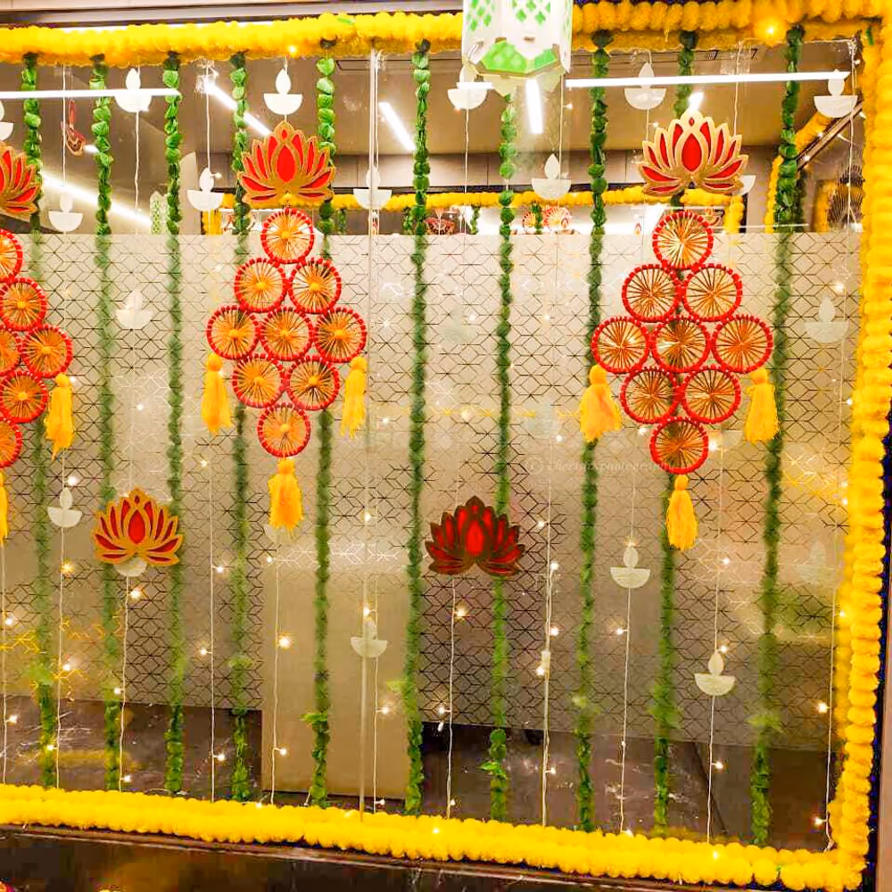Artificial garlands and pan leaves maintain their vibrancy without wilting for long