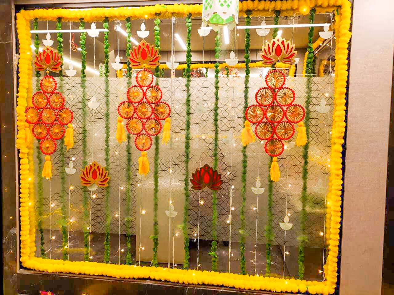 Artificial garlands and pan leaves maintain their vibrancy without wilting for long