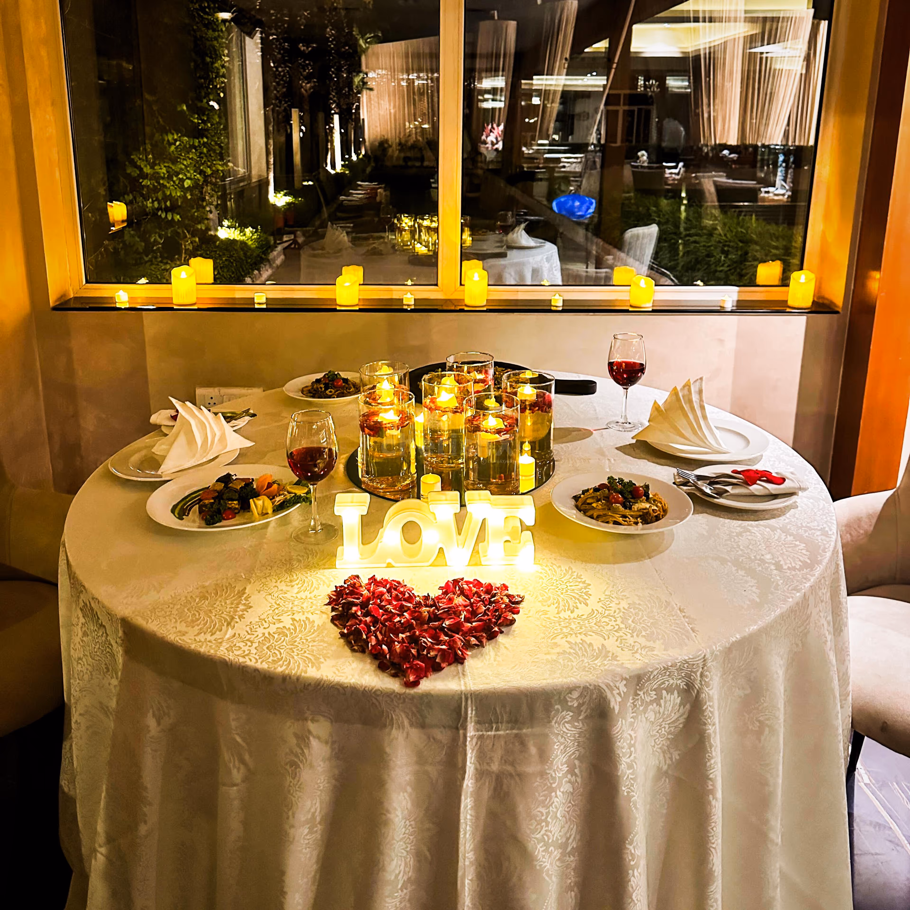 Candlelight Dining in delhi ncr, beautiful romantic decor for dinner