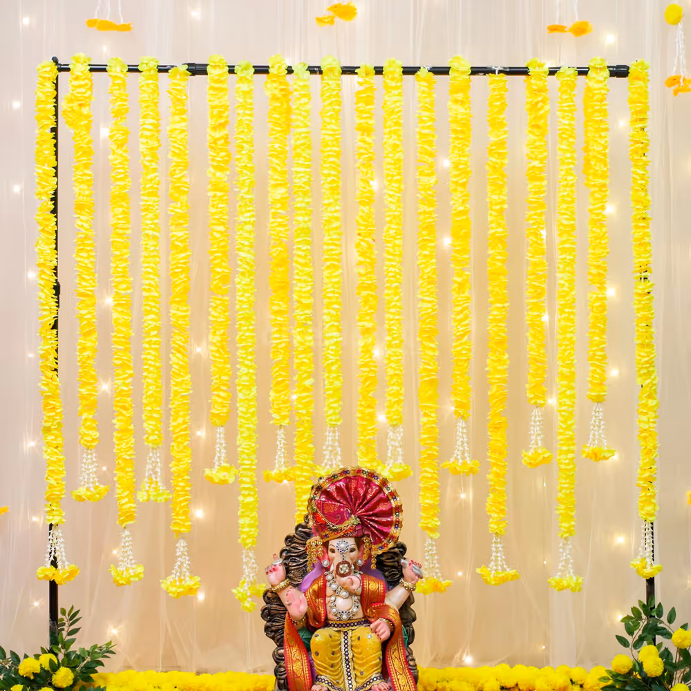 Flower bouquets on the floor ensure the decoration is picturesque from top to bottom