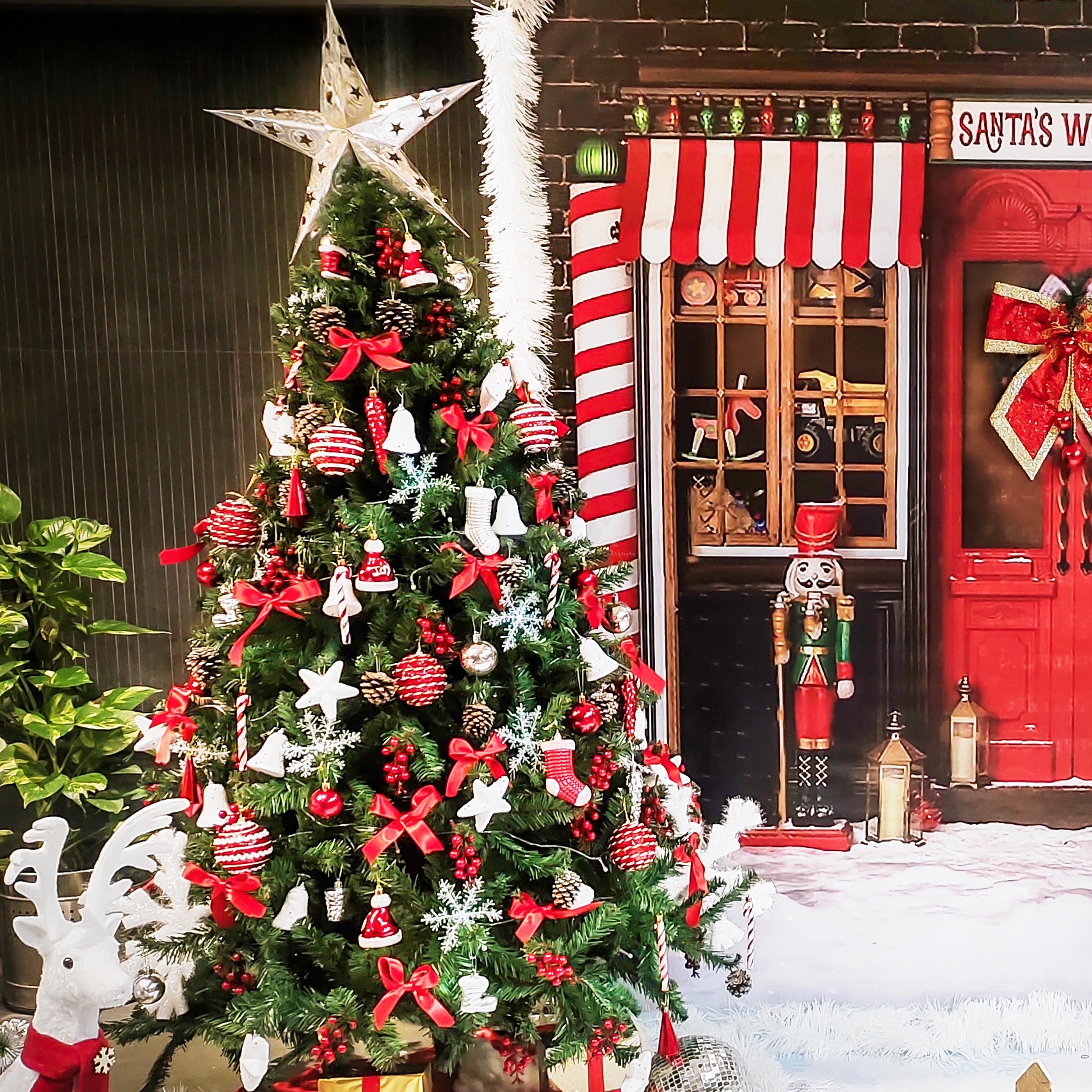 Silver stars, mirror balls, and fencing add a festive touch of playfulness.