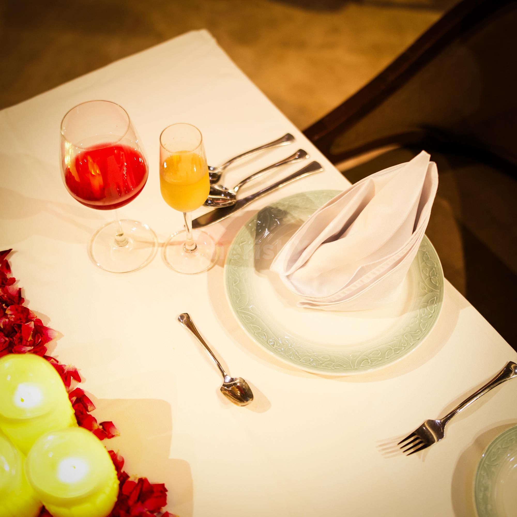 couple wine glasses, romantic dining in delhi ncr