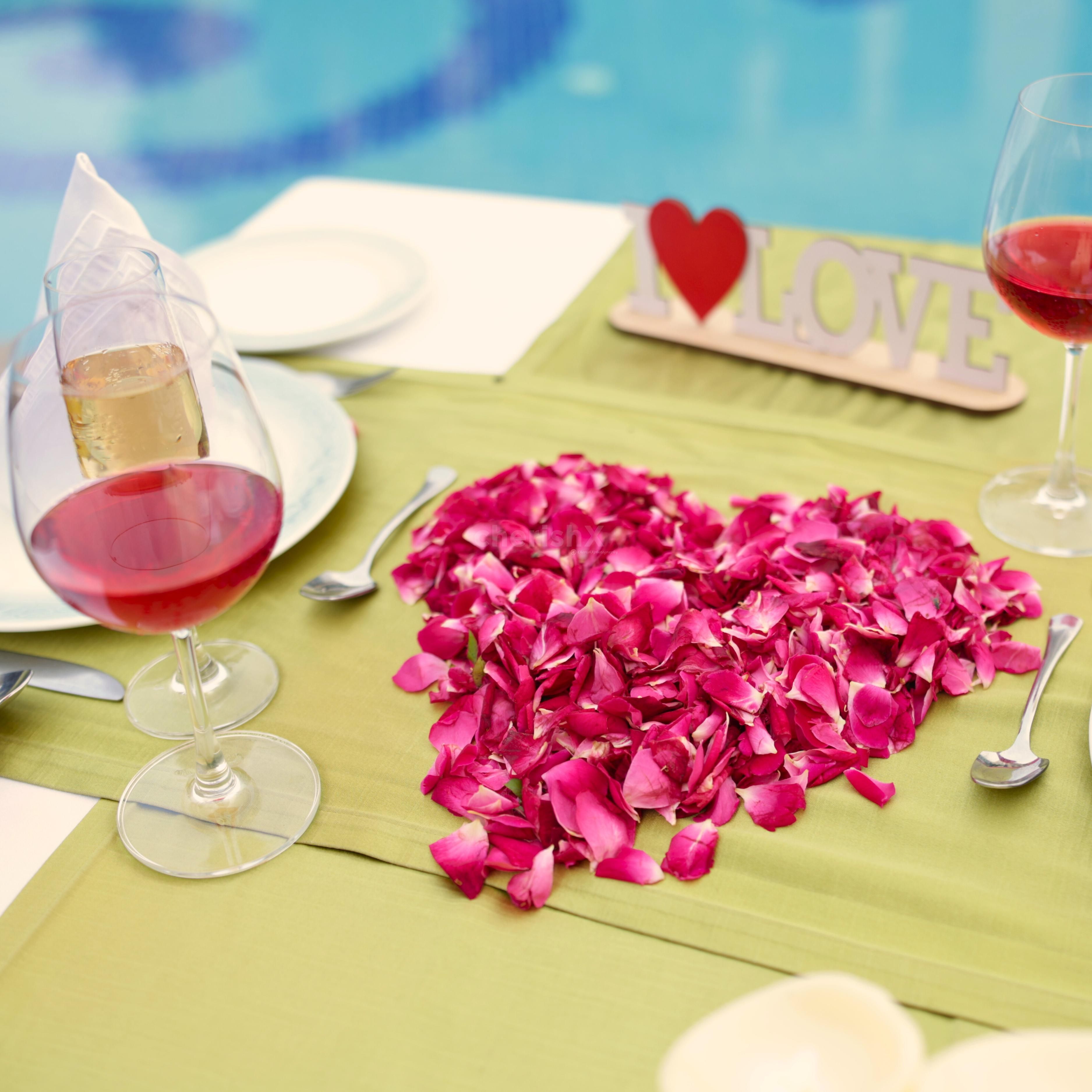 table decor for romantic dining, poolside dining decor