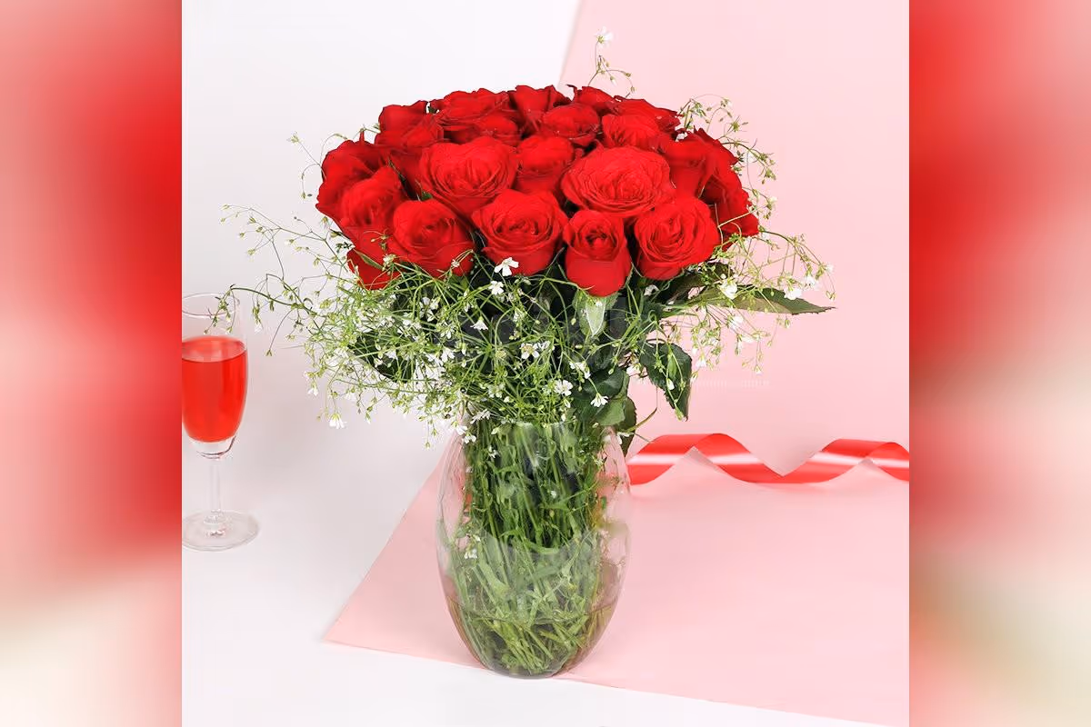 30 Red Roses in Glass Vase Bouquet