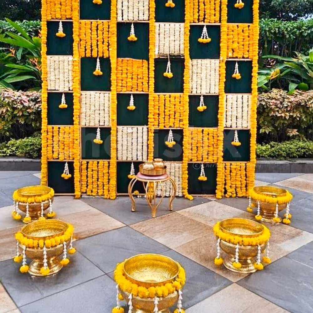 Flowers arrangement that catches eyes and engages the senses