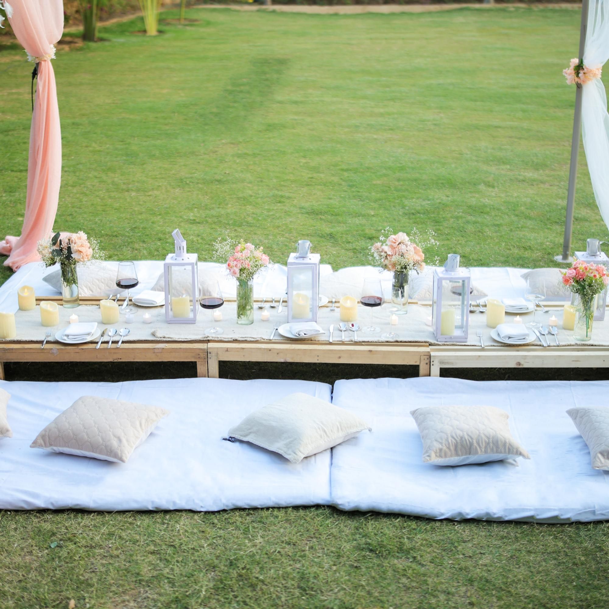 The ideal outdoor setup for birthdays, proposals, or brunches.