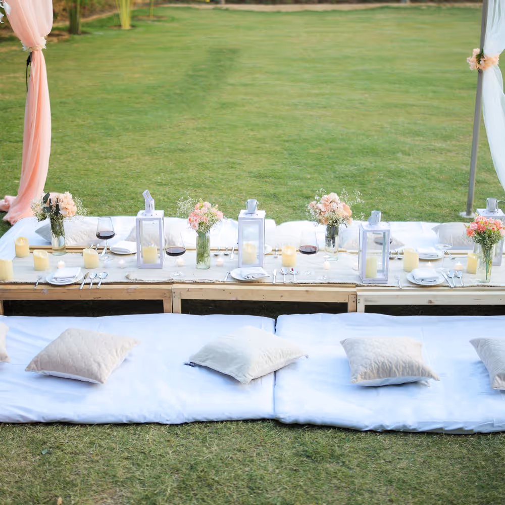 The ideal outdoor setup for birthdays, proposals, or brunches.