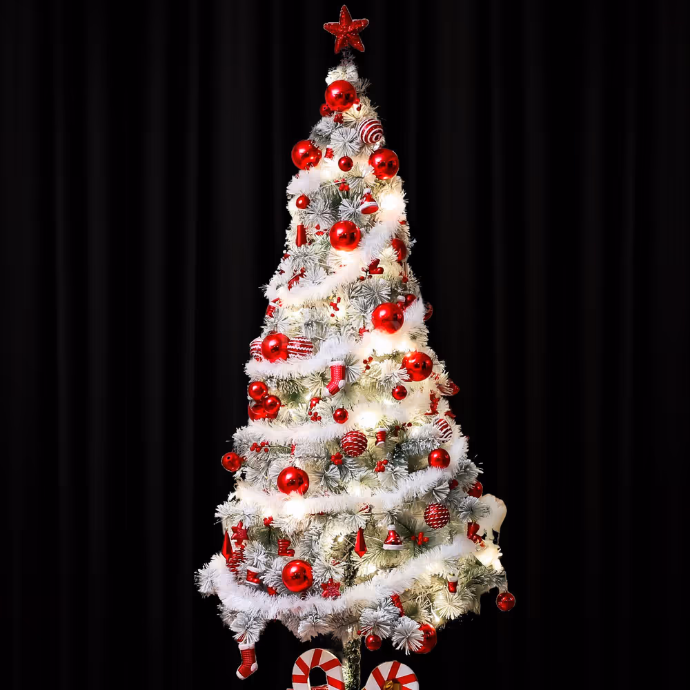 Red star on top of the Christmas tree completes the look and feel perfectly