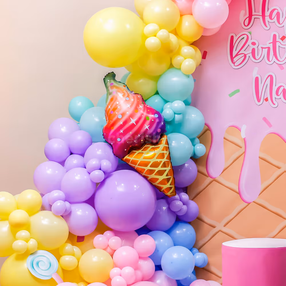 Sweet swirl candies shapes entice kids and bring delights to guests' eyes