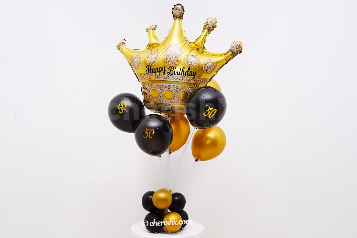 Surprise your close ones with a crown birthday balloon bouquet