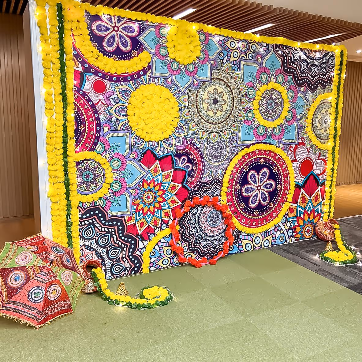 Green pan strings add depth and balance the decor, besides their religious importance