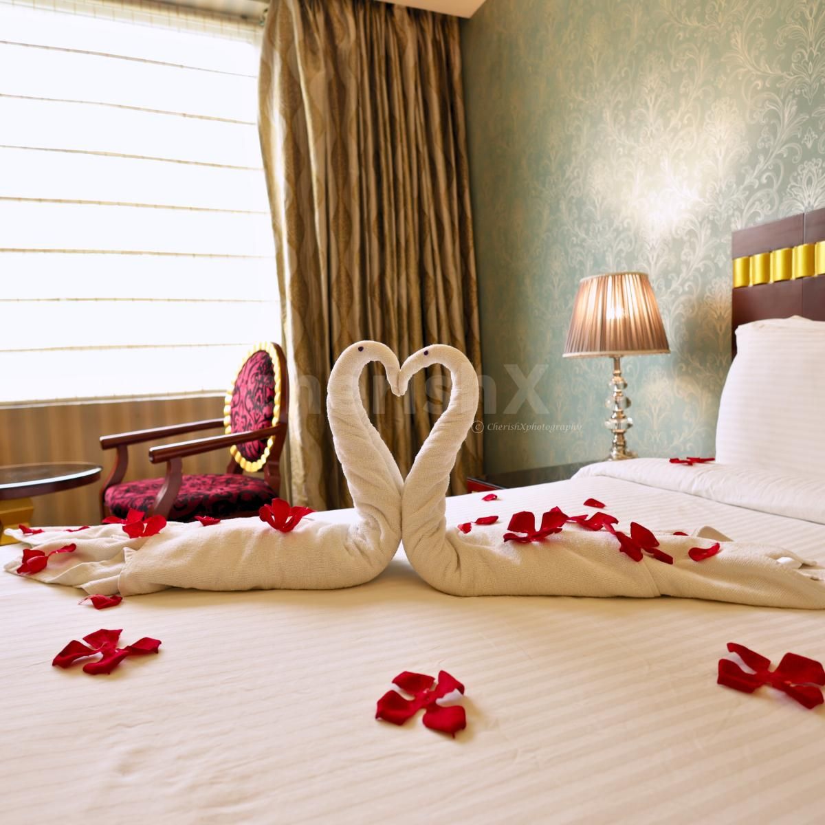 towel decor, swans on bed