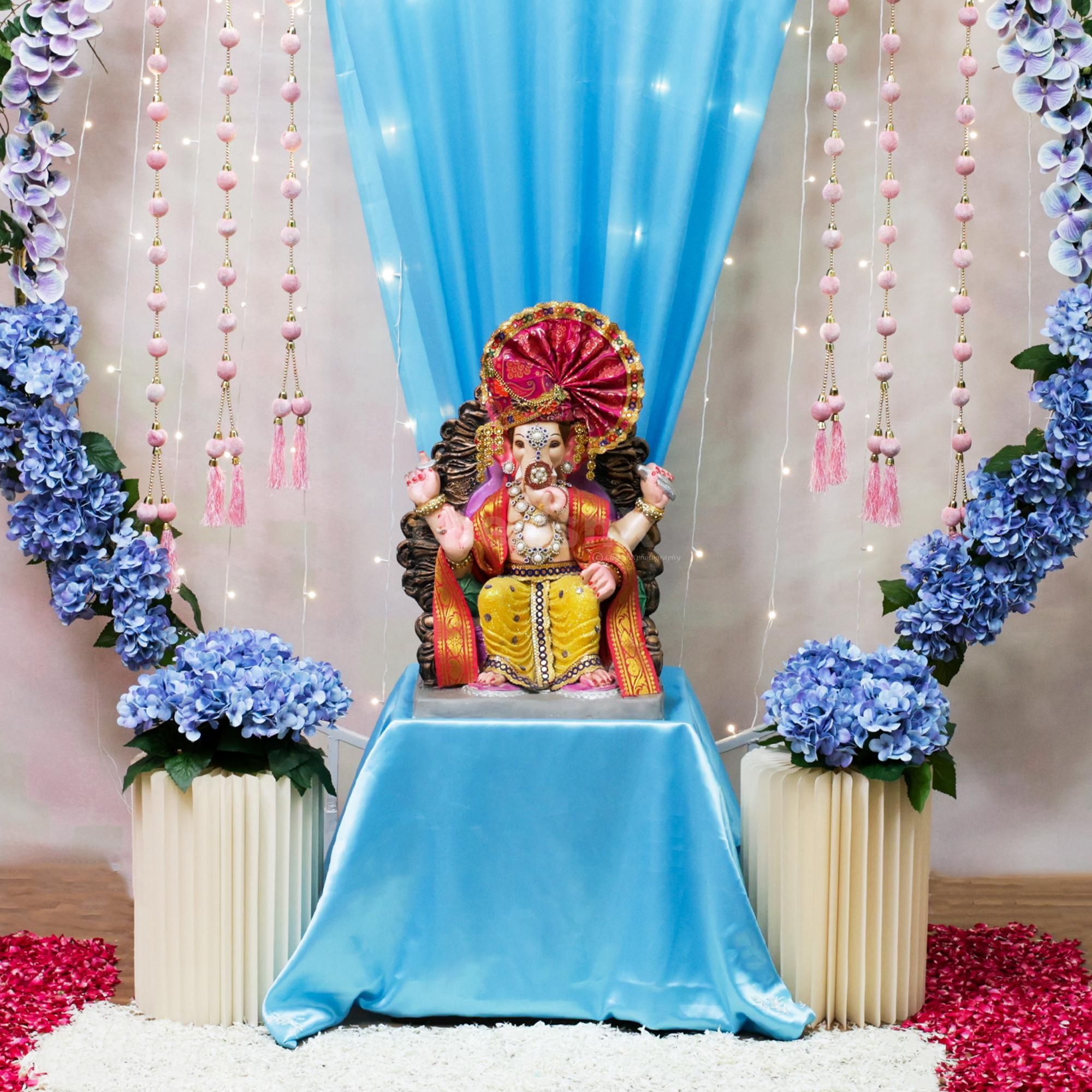 Blue flowers and leaves send sophisticated vibes to the ambiance