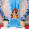 Blue flowers and leaves send sophisticated vibes to the ambiance