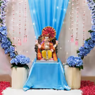Blue flowers and leaves send sophisticated vibes to the ambiance