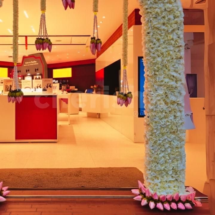 A serene welcome decor that is perfect for festive gatherings and grand events.