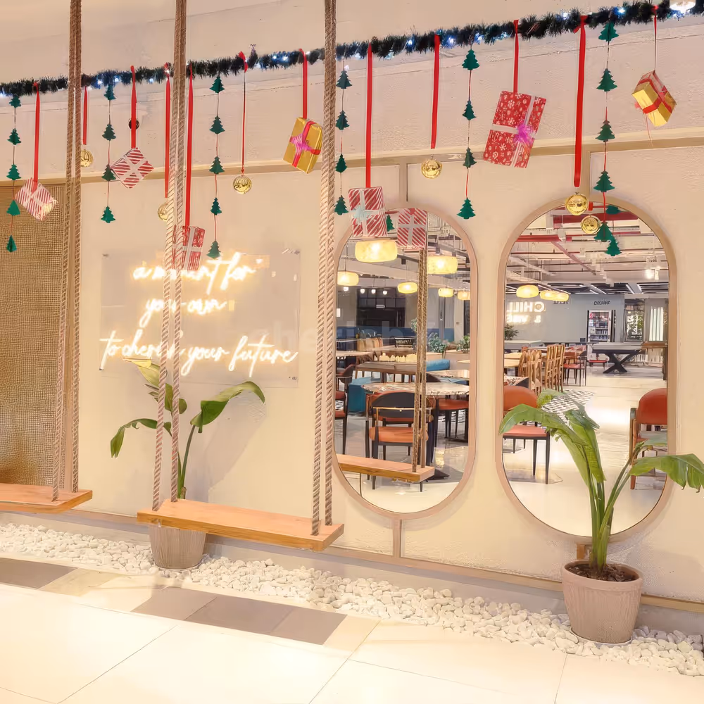 Moss and 3D green tree strings with red ribbons add details to the luxury decoration