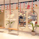 Moss and 3D green tree strings with red ribbons add details to the luxury decoration