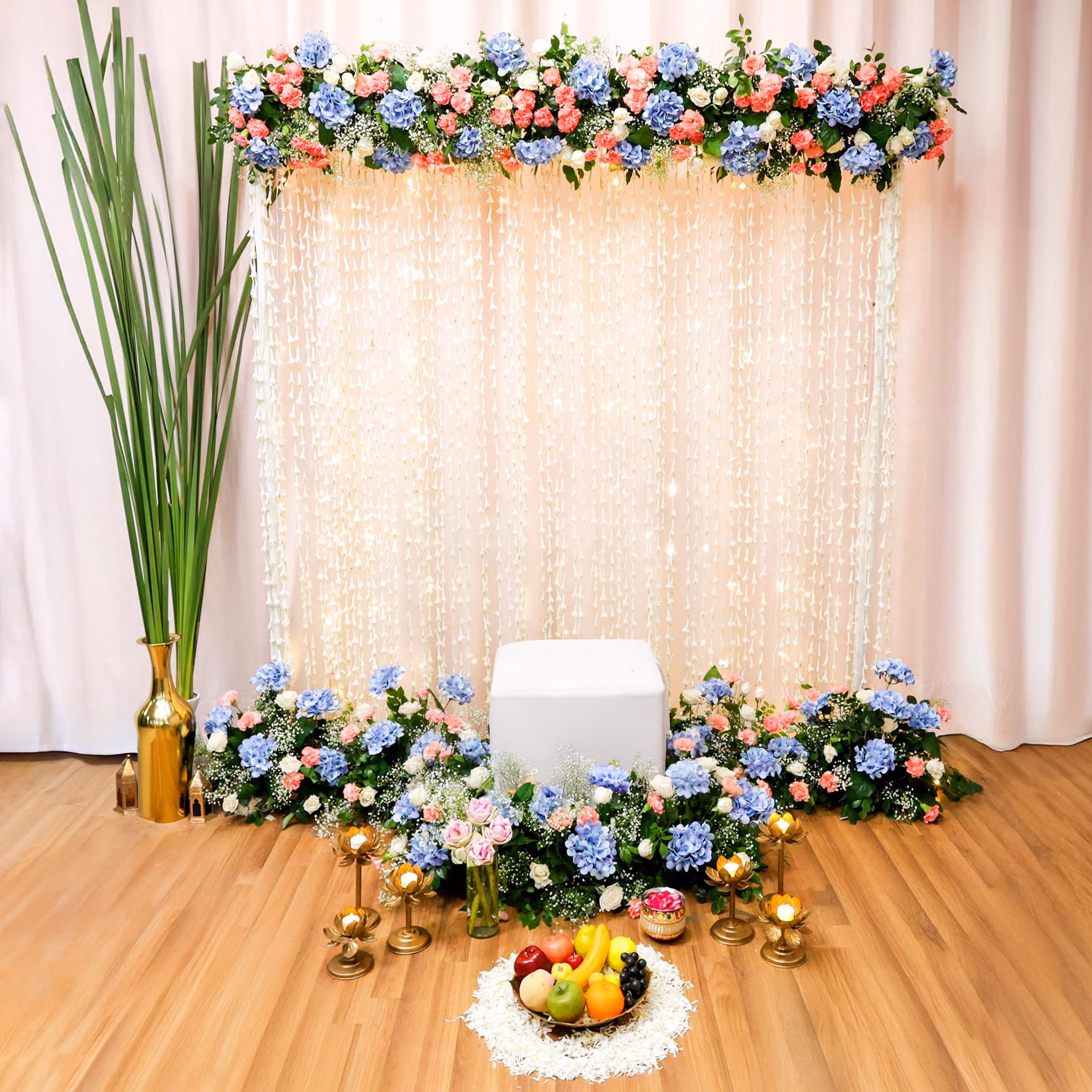 The combination of pink carnations and white roses defines classiness