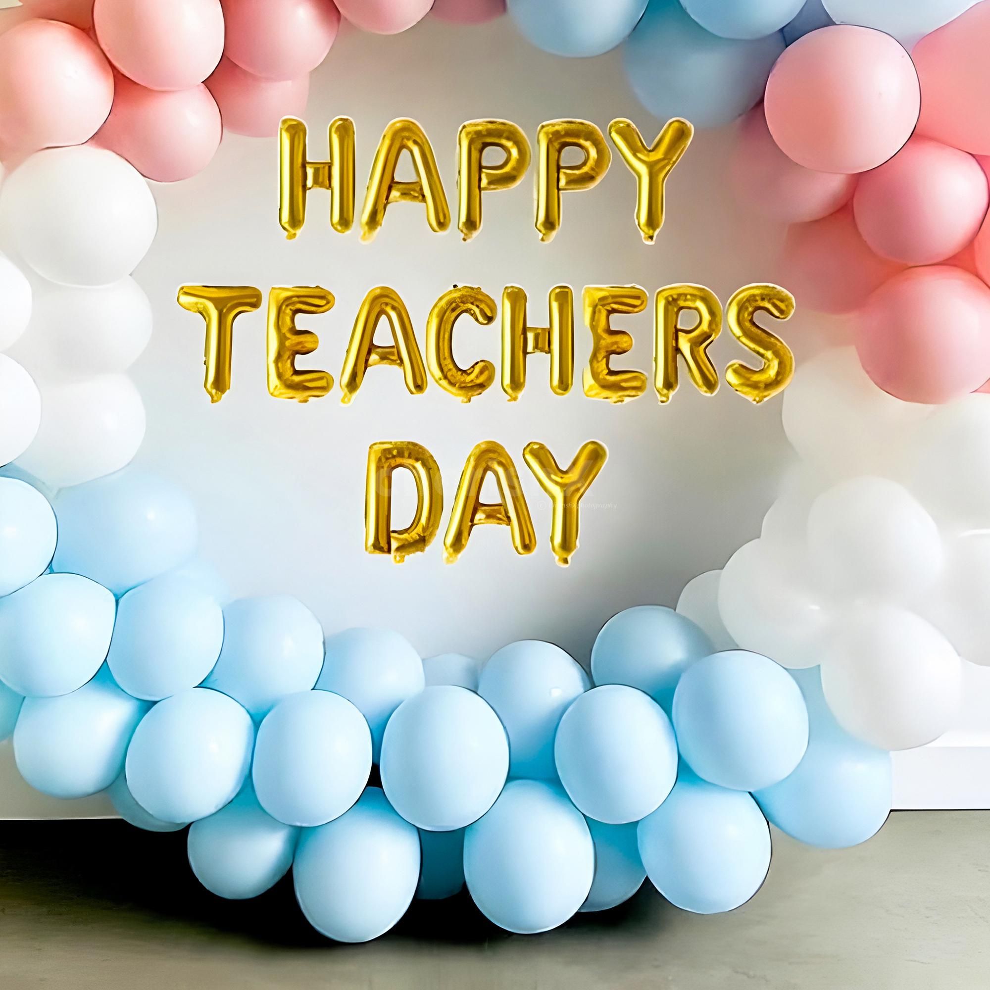 Golden foil balloon shines bright and adds glamour to the celebration decor