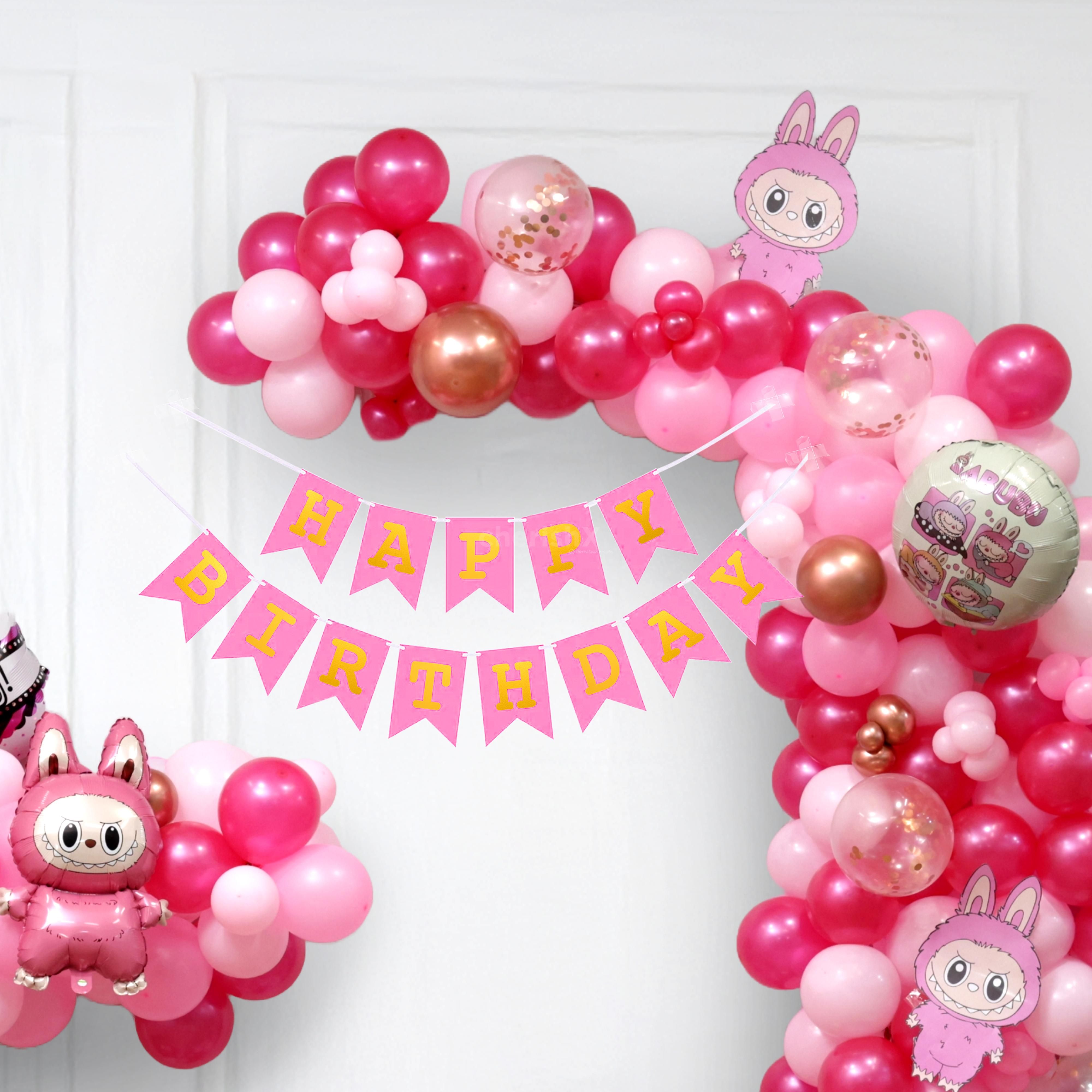 The cake shaped Foil balloon is the most distinguishing element of this decor