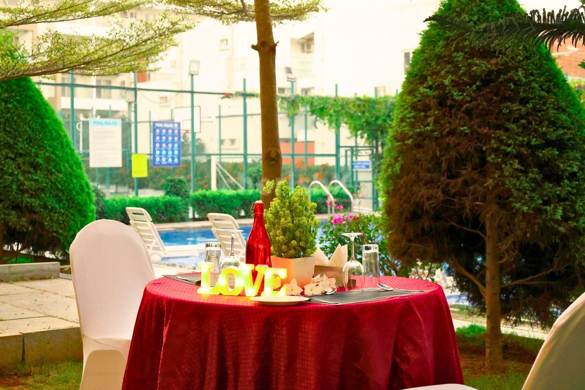 Simple candle light dinner table decoration ideas