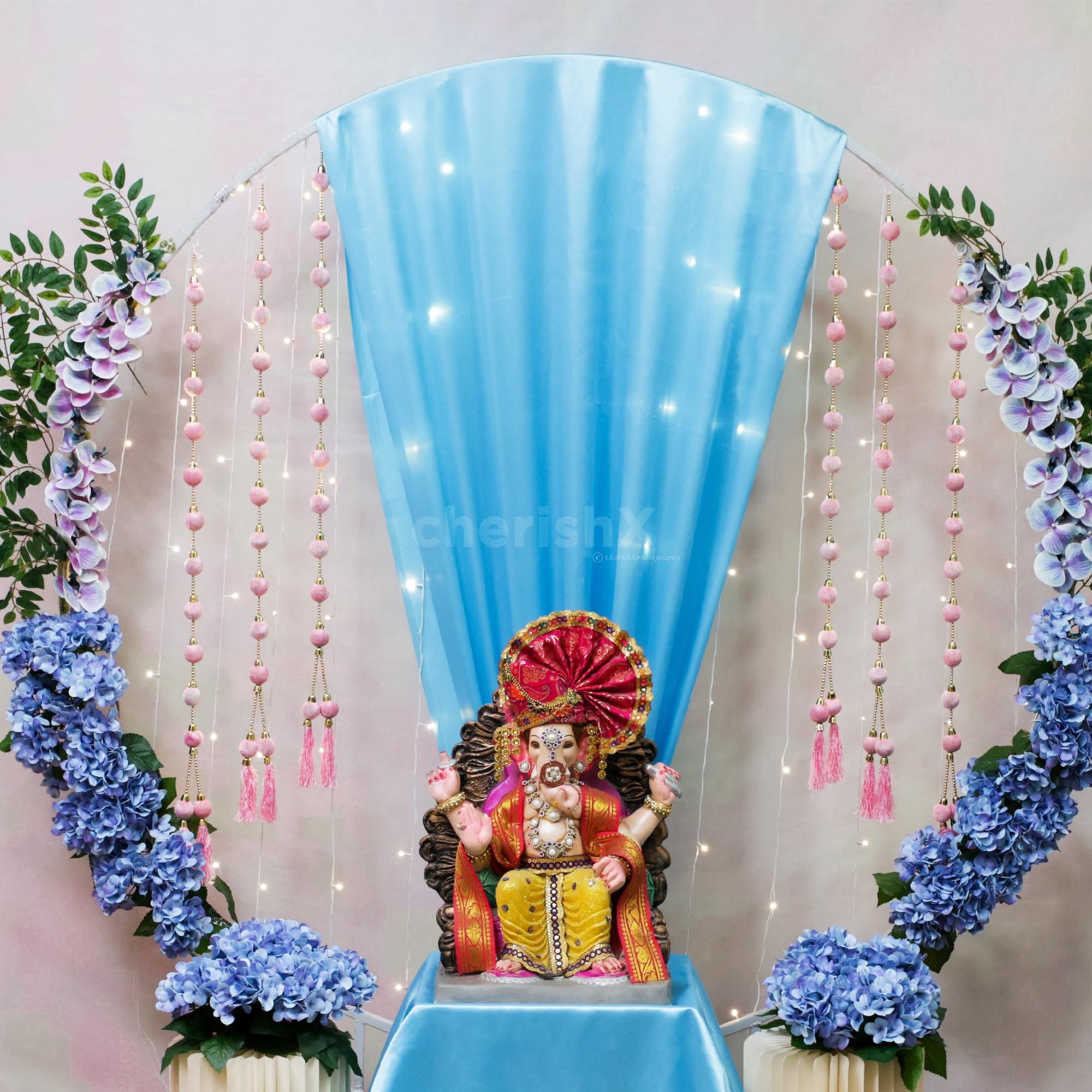 Cake tables with flower bunches make a striking decor