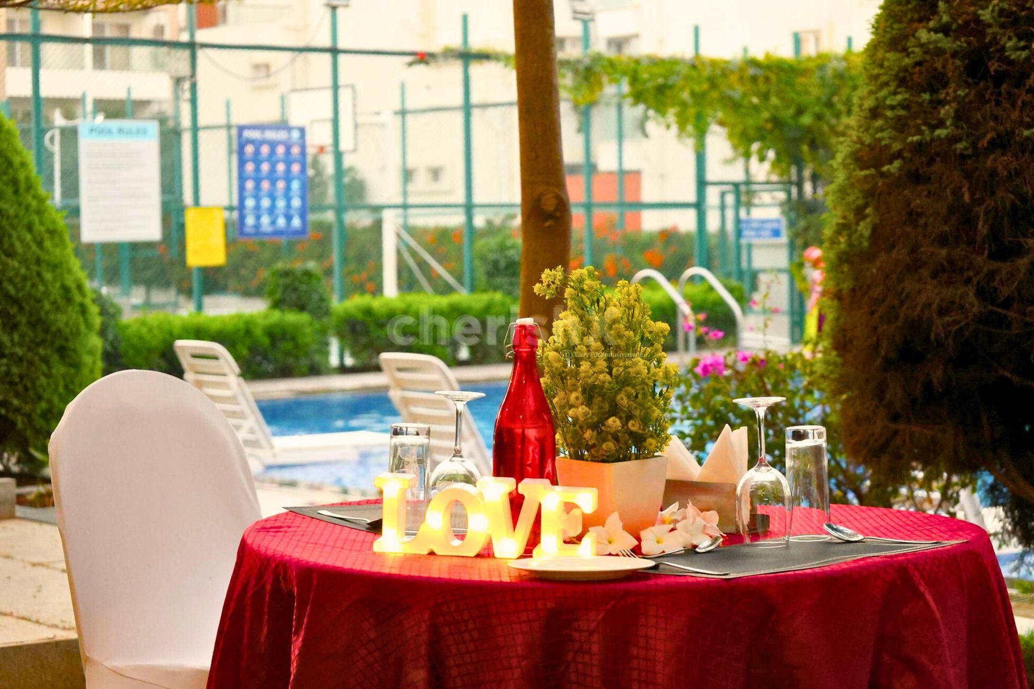 Simple candle light dinner table decoration ideas poolside