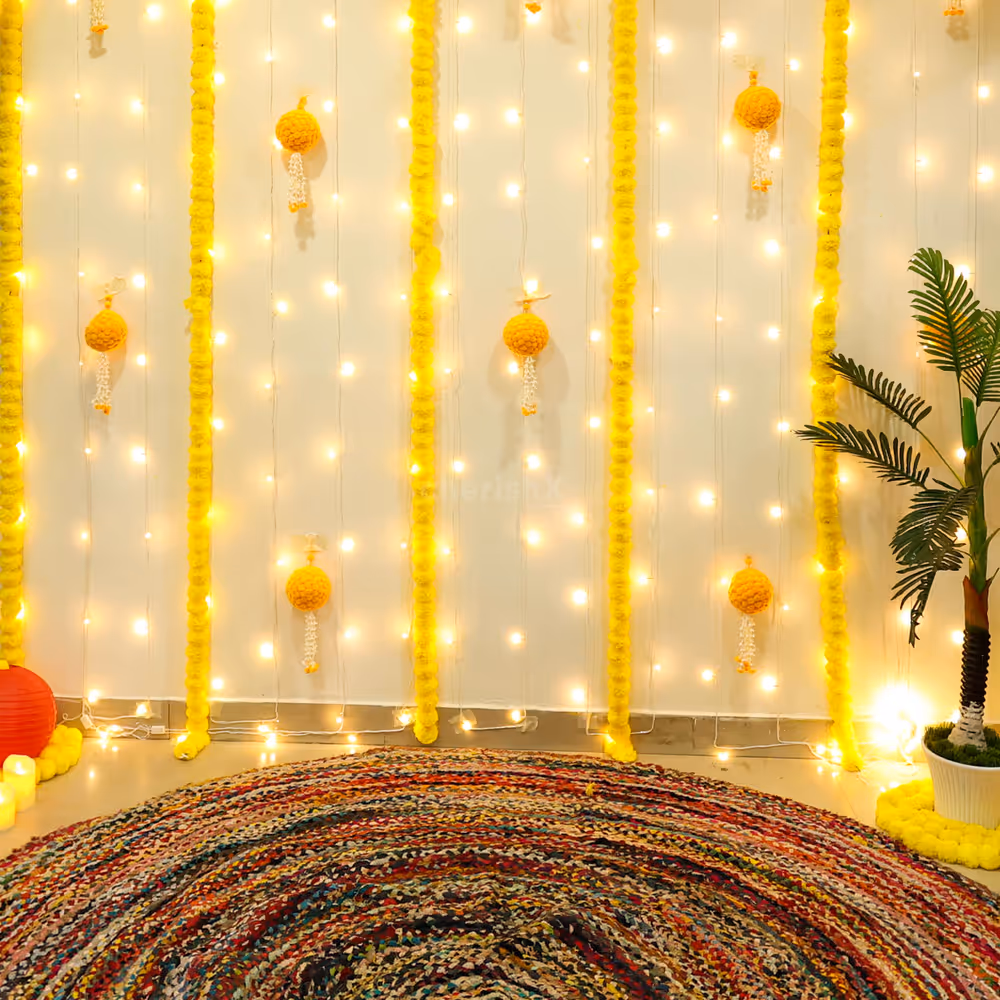 Artificial yellow garlands adds brightness to the reception area creatively