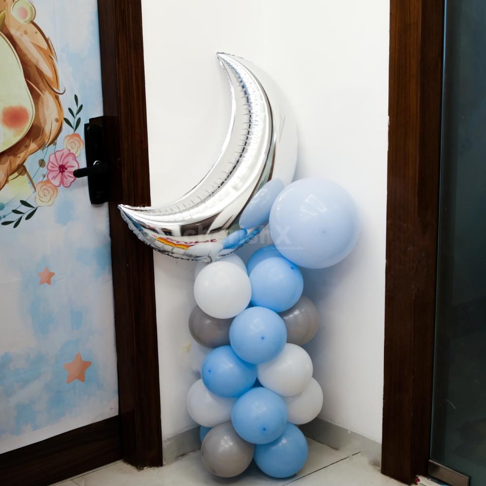 Blue and grey balloons create an elegant baby-themed entrance arrangement.