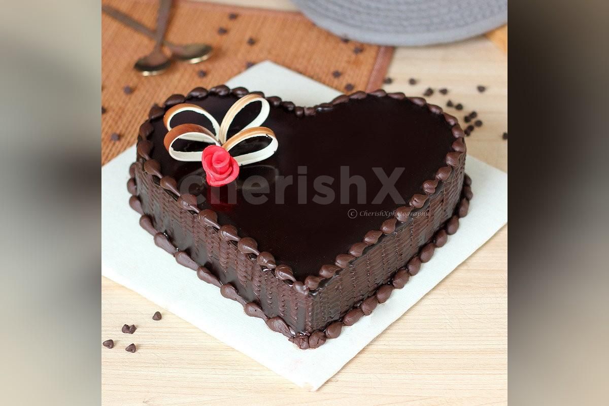 Chocoholic Love Cake Half Kg specially made for true chocolate lovers.