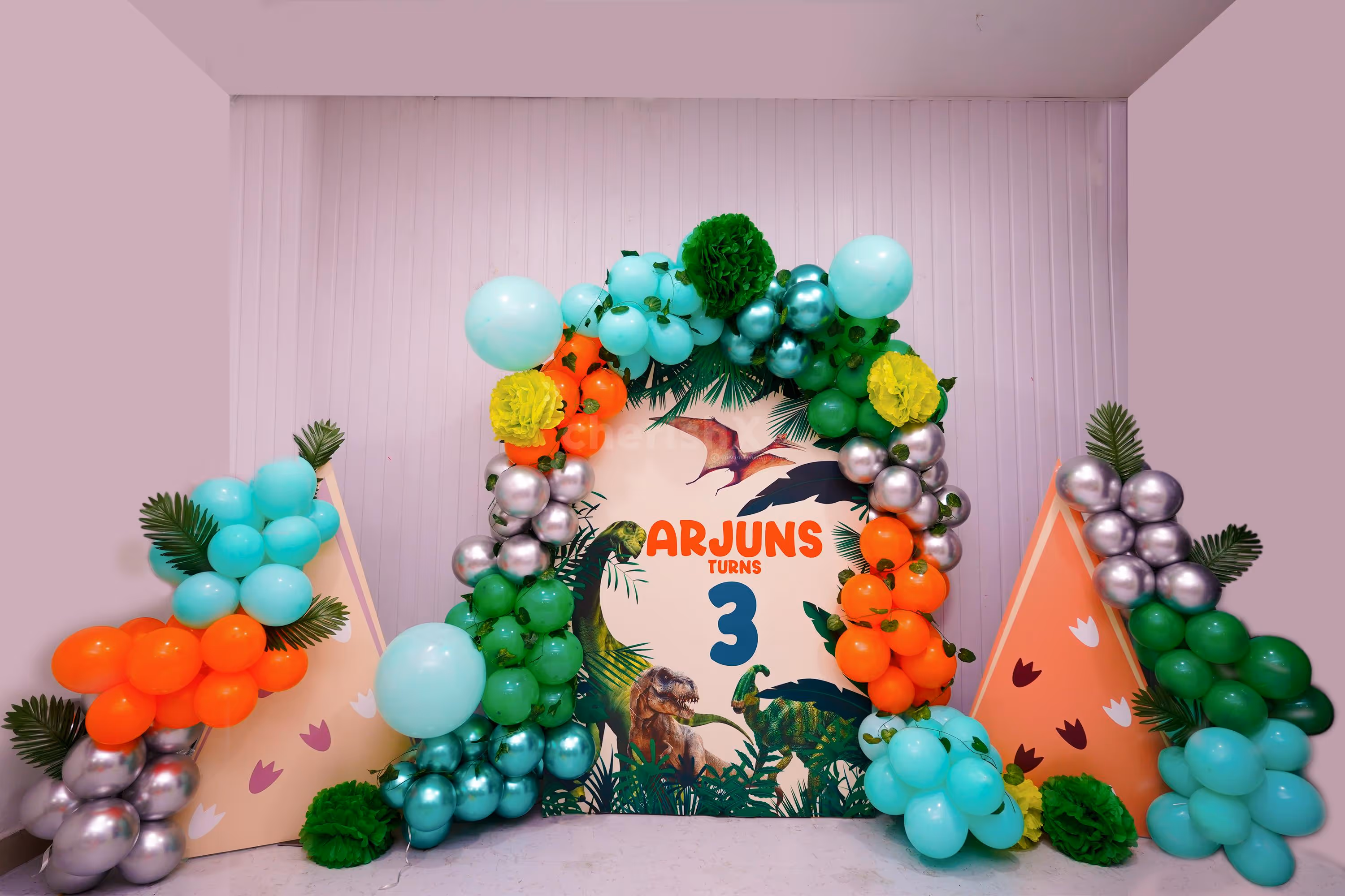 Surprise your guests and kid with this dino-park adventure birthday bash