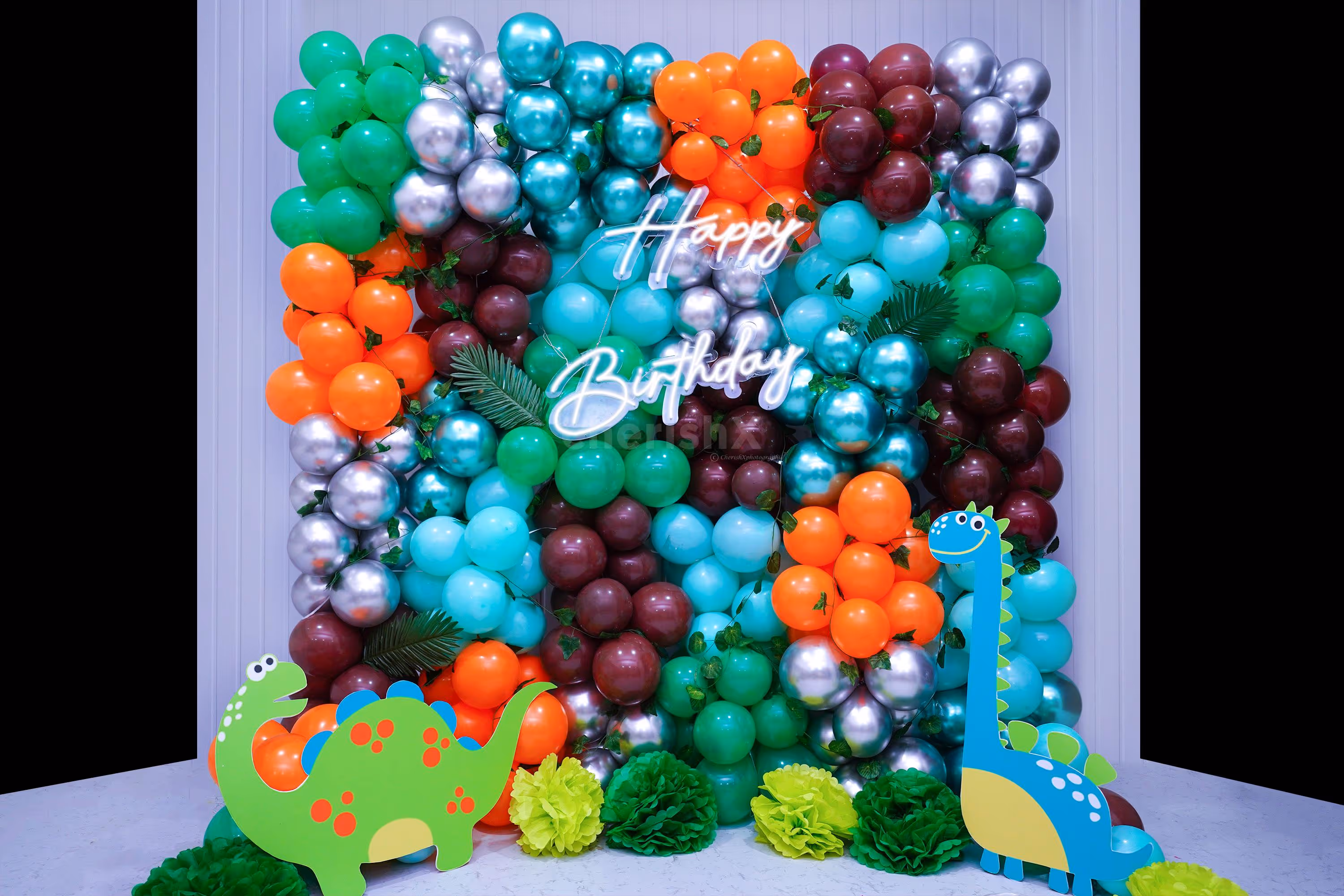 The leaves, boards, and balloons will create a thrilling Jurassic World ambience for the party