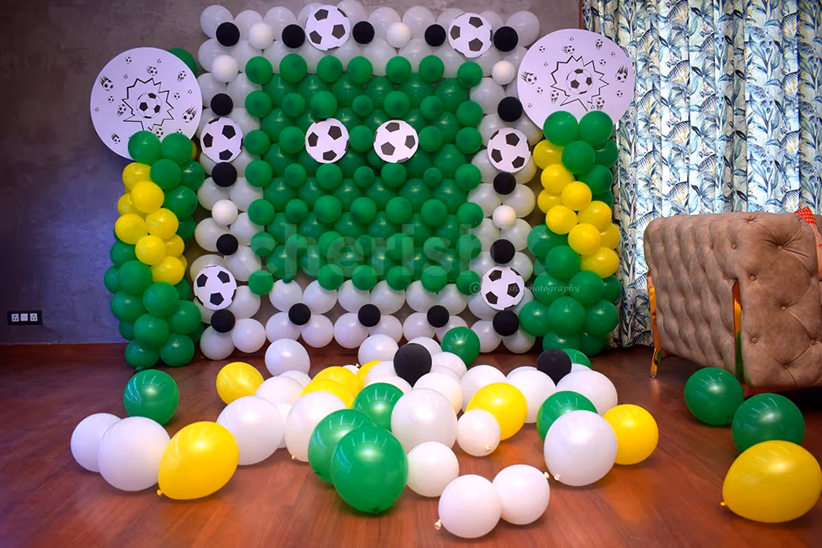 Surprise your cutie on his/her birthday with our exclusive
football-themed balloon decor!