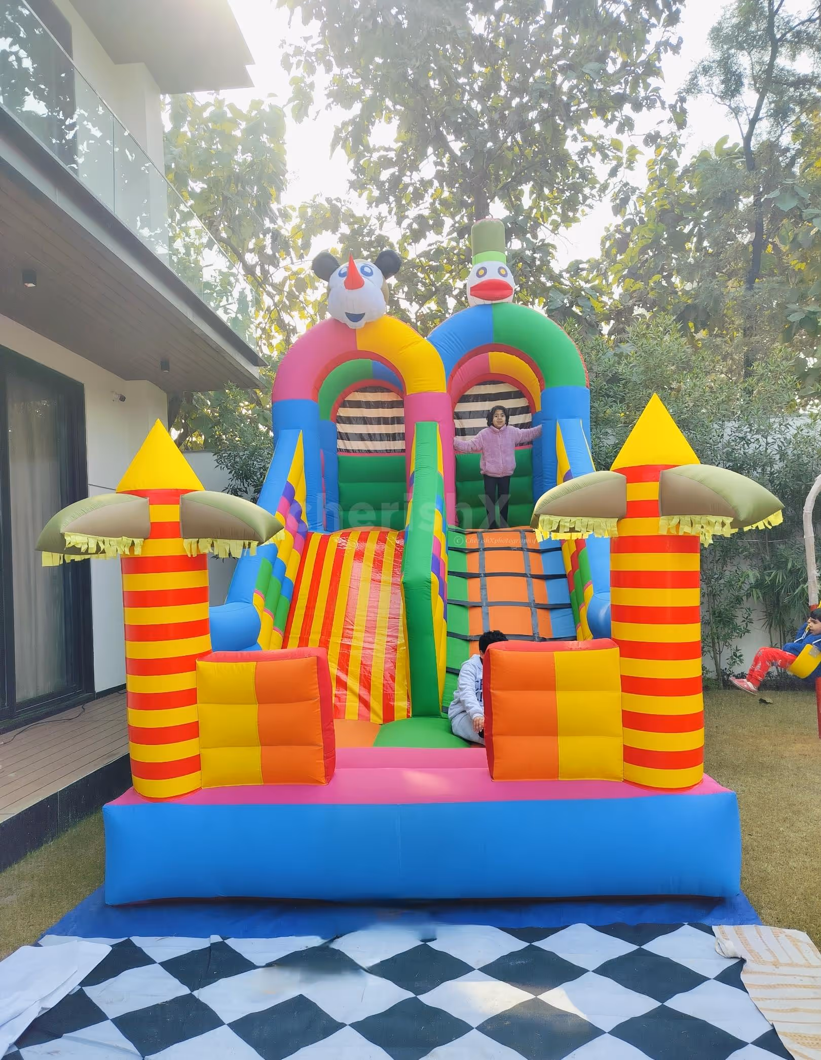 Fun bouncy castle decor for kids' birthday parties, ensuring exciting entertainment and joyful celebrations.