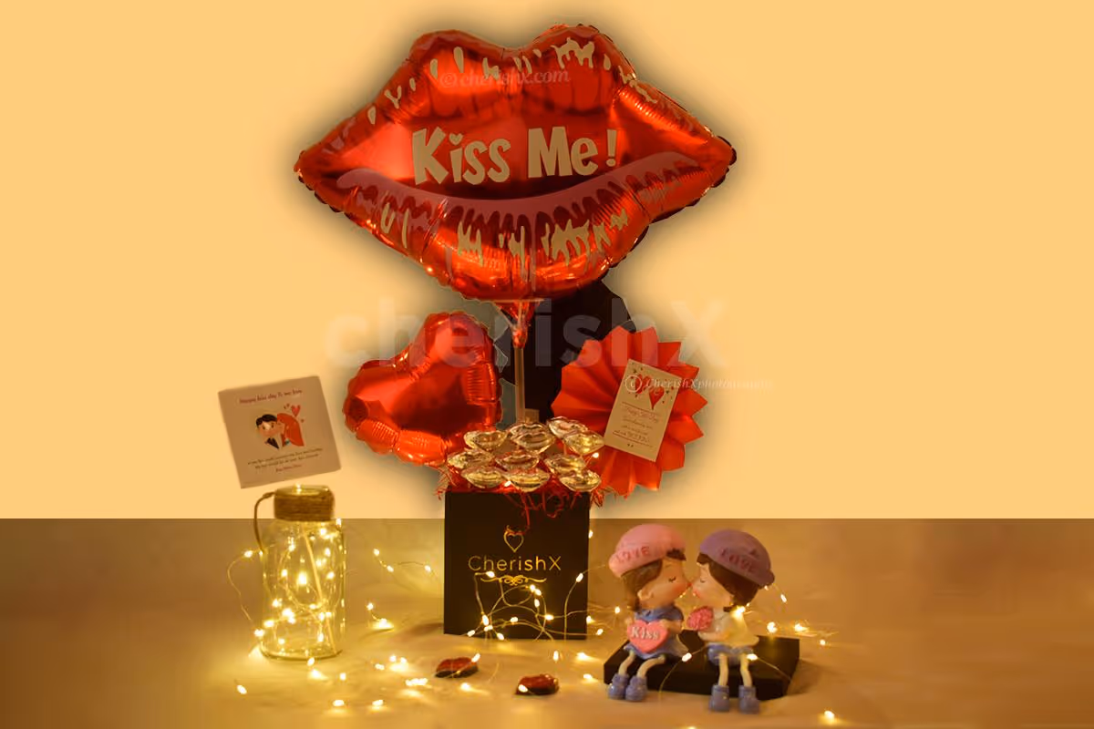 Gift him/her this beautiful Kiss Me Balloon Bucket and make them feel special!